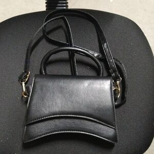 Elegant Black Women's Crossbody Bag